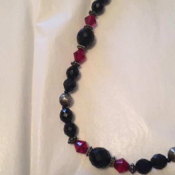 Vintage beaded necklace with red and black faceted beads and silvertone accents. - Picture 10 of 10